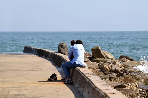 一对年轻夫妇在甜蜜的深情的流水面前 — 图库照片