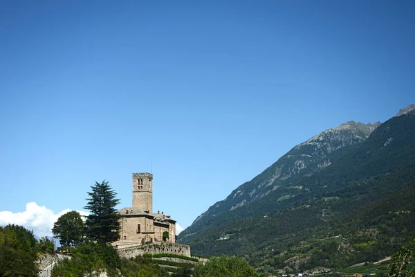 Kastil abad pertengahan Sarre dikelilingi oleh Pegunungan Alpen - Italia — Stok Foto