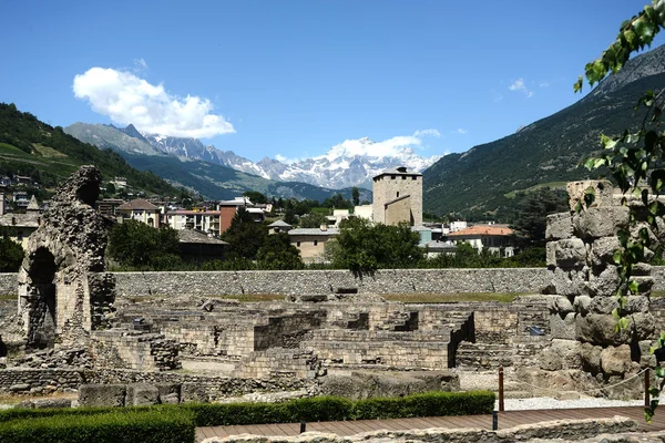 Los restos romanos de la ciudad de Aosta y en el fondo la — Foto de Stock