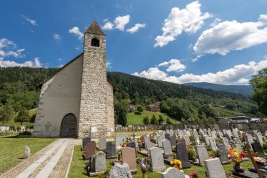 Eski kilise, San Vigilio, ürkütücü dans, 1515 Pinzolo, Trento, İtalya, Avrupa içinde fresk için ünlü