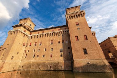 Estense kale veya San Michele Castle (1385) Merkezi Ferrara, Emilia-Romagna, Kuzey İtalya'daki moated bir ortaçağ kalesi var. Dört köşe Kuleli büyük bir blok oluşur