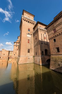 Estense kale veya San Michele Castle (1385) Merkezi Ferrara, Emilia-Romagna, Kuzey İtalya'daki moated bir ortaçağ kalesi var. Dört köşe Kuleli büyük bir blok oluşur