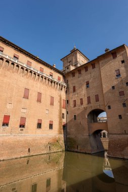 Estense kale veya San Michele Castle (1385) Merkezi Ferrara, Emilia-Romagna, Kuzey İtalya'daki moated bir ortaçağ kalesi var. Dört köşe Kuleli büyük bir blok oluşur