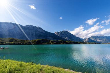 Lago di Cavedine (Cavedine göl) küçük dağ gölü Trentino Alto Adige, İtalya, Avrupa'nın