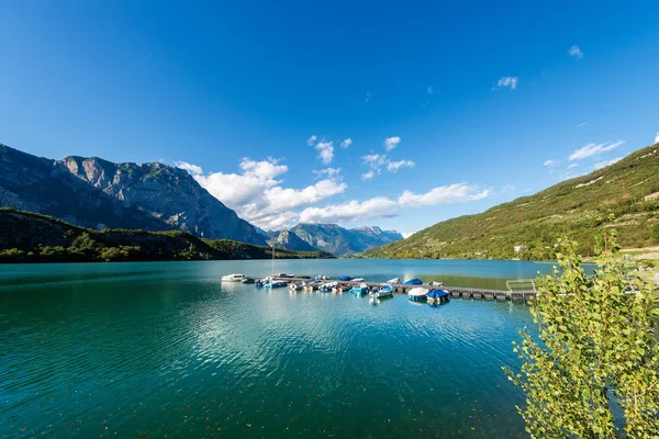 Lago di Cavedine (Cavedine göl) küçük dağ gölü Trentino Alto Adige, İtalya, Avrupa'nın