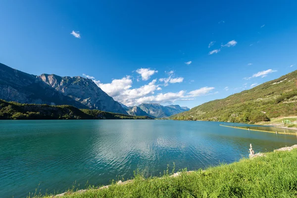 Lago di Cavedine (Cavedine göl) küçük dağ gölü Trentino Alto Adige, İtalya, Avrupa'nın