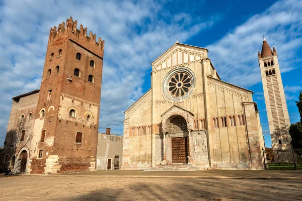 サンタ アナスターシア教会 ヴェローナ イタリアのユネスコ世界遺産に イタリア ロマネスク様式建築の傑作の一つであります — ストック写真