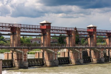 Verona Chievo - İtalya, Avrupa'nın Adige Nehri üzerinde 1923 eski baraj inşa