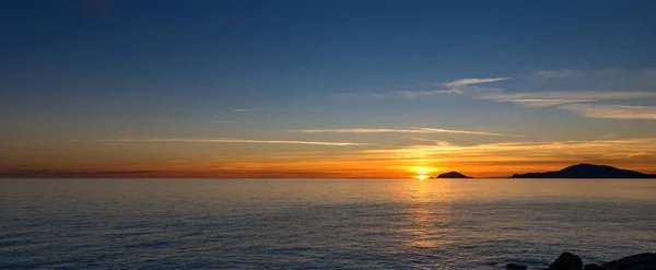 イタリア リグーリア州 スペツィア湾の夕日 背景には パルマリア ティーノとティネット島島 ポルト ベネレ — ストック写真