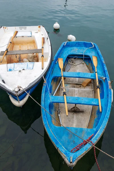 Dwa stare łodzie wiosłowe - Włochy Liguria — Zdjęcie stockowe