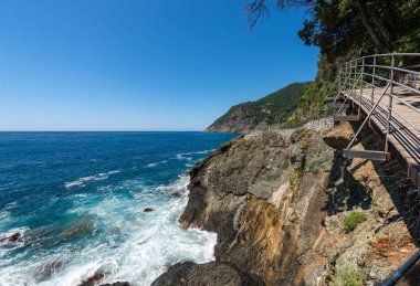 Uçurum ve Akdeniz Framura küçük köy yakınındaki sahil şeridine. La Spezia, Liguria, İtalya, Europe