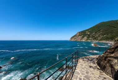 Uçurum ve Akdeniz Framura küçük köy yakınındaki sahil şeridine. La Spezia, Liguria, İtalya, Europe