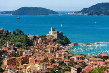 Lerici köy ve Portovenere veya arka planda Porto Venere Palmaria Adası ile. Golfo dei Poeti (Şairler Körfezi) veya La Spezia Körfez İtalya, Europe