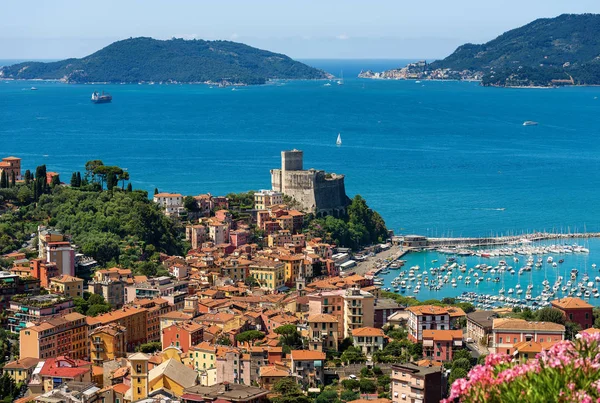 Byn Lerici Och Portovenere Eller Porto Venere Bakgrunden Med Palmaria — Stockfoto