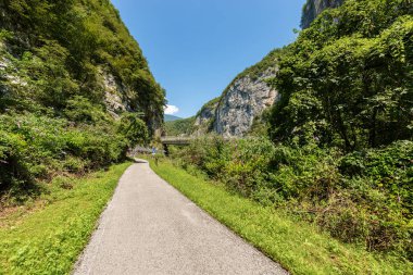Bisiklet ve yaya yolu Sugana Vadisi (Valsugana). Trentino Alto Adige, İtalya, Europe