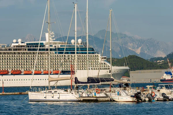 Luxe Cruise Schip Haven Van Spezia Achtergrond Apuaanse Alpen Alpi — Stockfoto