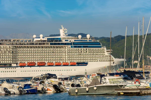 Luxe Cruise Schip Haven Van Spezia Achtergrond Apuaanse Alpen Alpi — Stockfoto