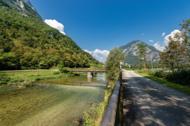 Bisiklet ve yaya yolu ile nehir Brenta Sugana Vadisi (Valsugana). Trentino Alto Adige, İtalya, Europe