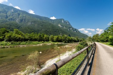 Bisiklet ve yaya yolu ile nehir Brenta Sugana Vadisi (Valsugana). Trentino Alto Adige, İtalya, Europe