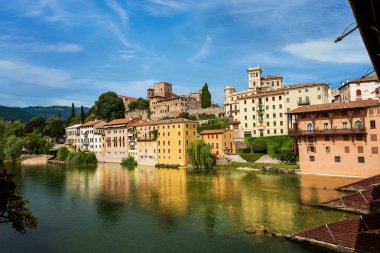 Bassano del Grappa kasabası ve Brenta Nehri ünlü Ponte degli Alpini veya Ponte Vecchio 'dan (Alpini Köprüsü) görüldü. Vicenza, Veneto, İtalya, Avrupa