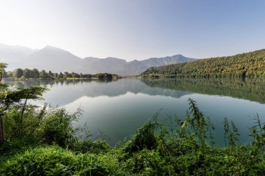 Lago di Levico (göl) şafak, Levico Terme, Trentino Alto Adige, İtalya, Europe