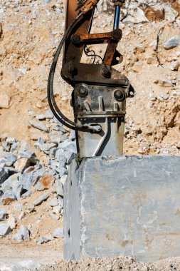 Close-up Apuan Alps (Alpi Apuane) mermer ocağı (Carrara beyaz mermer) içinde büyük bir matkap. Toskana, (Toscana), İtalya, Europe