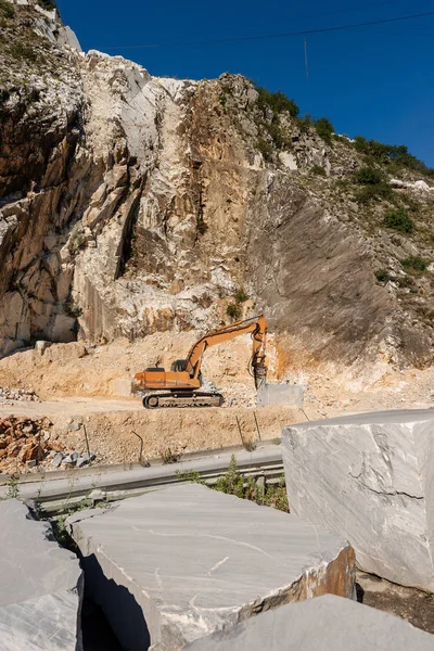 Excavadora Rastreo Naranja Con Martillo Neumático Una Cantera Mármol Mármol — Foto de Stock