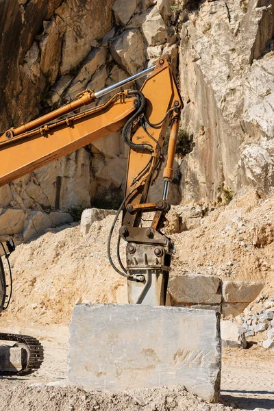 Escavatore Tracker Arancione Con Martello Pneumatico Una Cava Marmo Marmo — Foto Stock