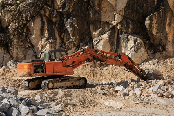 Movimiento Tierra Oruga Naranja Una Cantera Mármol Mármol Blanco Carrara — Foto de Stock