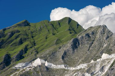 Mermer ocakları (Carrara beyaz mermer) Apuan Alps (Alpi Apuane) için. Toskana, (Toscana), İtalya, Europe