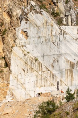 Beyaz Carrara mermer Apuan Alps (Alpi Apuane) için bir taş ocağı Close-up. Toskana, (Toscana), İtalya, Europe