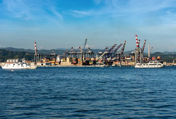 コンテナー船 コンテナー リグーリア州ラ スペツィア港イタリア ヨーロッパでクレーン — ストック写真