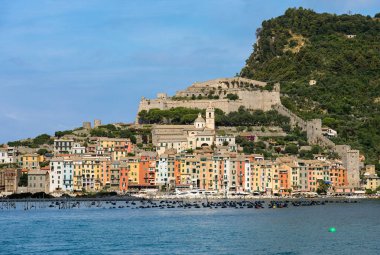 Portovenere veya Porto Venere (Unesco Dünya Mirası), cityscape Golfo dei Poeti (şairler Körfezi) veya La Spezia Körfezi üzerinden görüldü