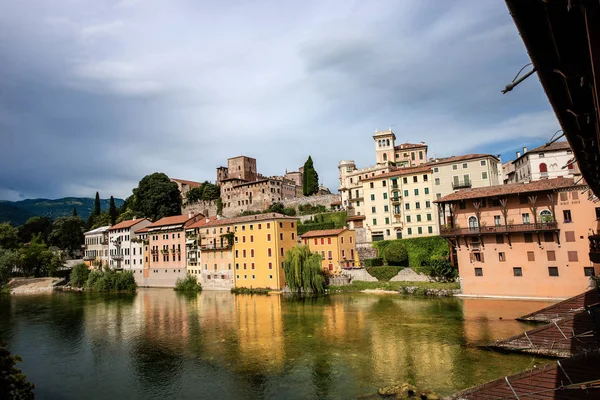 Bassano del Grappa kasabası ve Brenta Nehri ünlü Ponte degli Alpini veya Ponte Vecchio 'dan (Alpini Köprüsü) görüldü. Vicenza, Veneto, İtalya, Avrupa