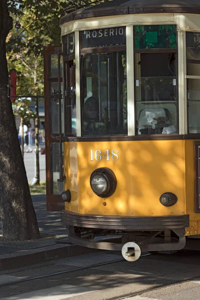 ミラノ Milano ロンバルディア州 イタリア ヨーロッパで市内中心の通りに古いとビンテージ オレンジ路面電車の詳細 — ストック写真