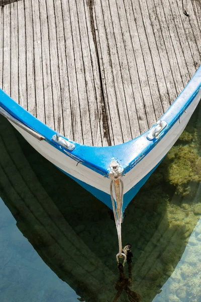 手漕ぎボートの木製の青と白の Prow のクローズ アップは 港に係留 リグーリア州 アイタル — ストック写真