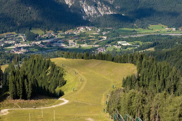 Luftaufnahme Einer Skipiste Mit Grünen Wiesen Sommer Monte Lussari Unteren — Stockfoto