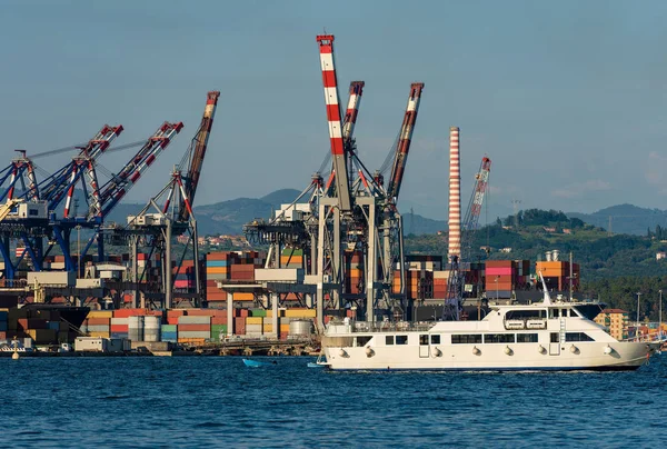 コンテナー船 コンテナー リグーリア州ラ スペツィア港イタリア ヨーロッパでクレーン — ストック写真