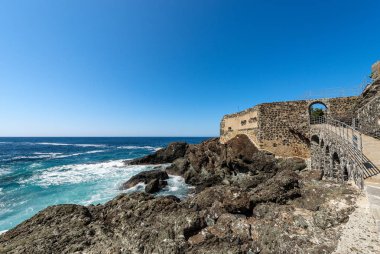 Uçurum ve Akdeniz Framura küçük köy (Cinque Terre) yakınındaki sahil şeridine. La Spezia, Liguria, İtalya, Europe