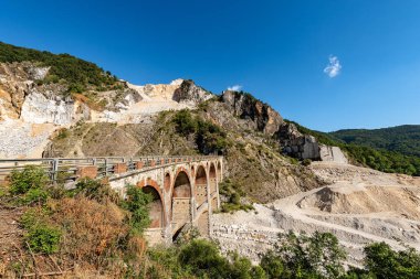 Mermer ocakları (Carrara beyaz mermer) Apuan Alps (Alpi Apuane) için. Toskana, (Toscana), İtalya, Europe