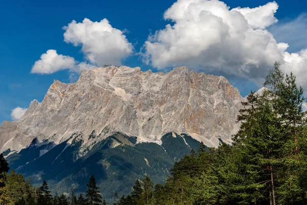 ツークシュピッツェ 2962 最高峰山脈の山岳風景 オーストリアとドイツ ヨーロッパの国境 — ストック写真