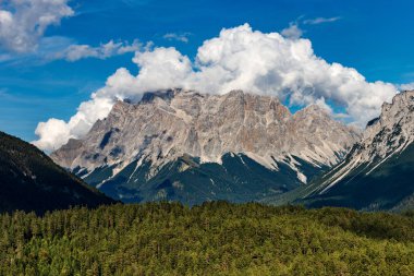 Zugspitze Wetterstein Dağları'nın (2962 m) en yüksek tepe, alp yatay. Avusturya ve Almanya, Europe arasındaki sınır