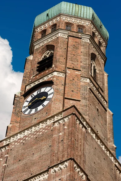 Frauenkirche Zbliżenie Dzwonnicy Katedry Monachium Katedra Najświętszej Marii Panny Dom — Zdjęcie stockowe