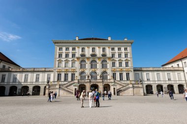 Münih, Almanya - 8 Eylül 2018: Turist ziyaret Nymphenburg Sarayı (Schloss Nymphenburg - kale perileri) ana yazlık Wittelsbach House Bavyera eski hükümdarlar saraydı.