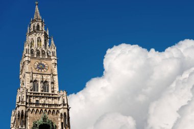 Bell ve Münih (New Town Hall) XIX yüzyıl neo-gotik stili sarayda Marienplatz, tarihi merkez kasaba meydanında Neue Rathaus, saat kulesi. Almanya, Europe