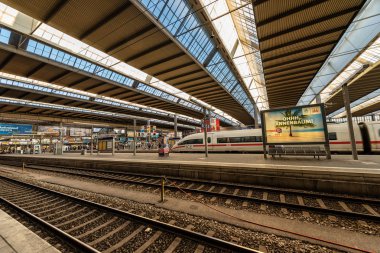 Münih, Almanya - 8 Eylül 2018: Münih Hauptbahnhof - iç Münih Ana Tren Garı tren ulaşım ve plan.