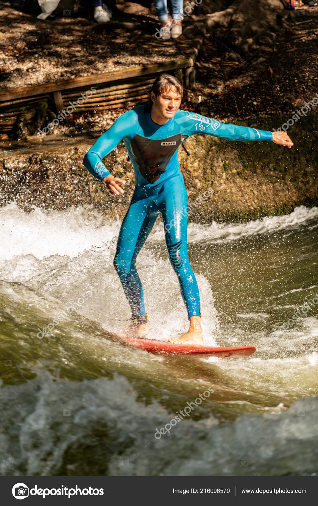 Munchen September 2018 Mann Surfen Den Wellen Des Flusses Eisbach