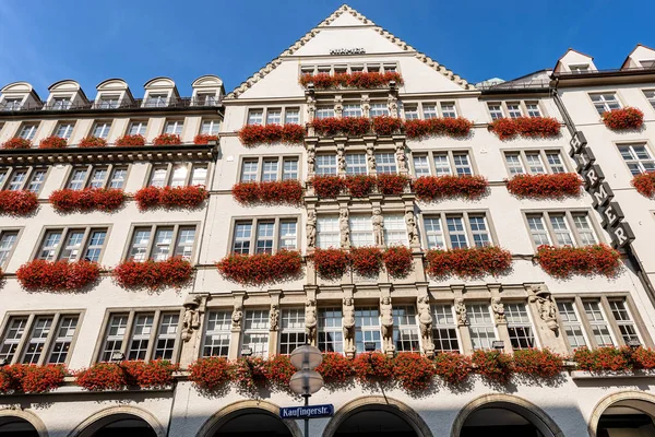 Münih, Almanya - 6 Eylül 2018: Bina Zum Schonen Turm (güzel kule) Hirmer şirket moda mağaza Kaufinger strasse Marienplatz yakınındaki. Münih, Almanya