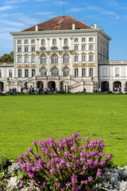 MUNICH, GERMANY - SEPT 8, 2018: Nymphenburg Sarayı 'nı (Schloss Nymphenburg - Peri Kalesi) ziyaret eden turistler, Bavyera' nın eski yöneticilerinin ana yazlık ikametgahıydı.