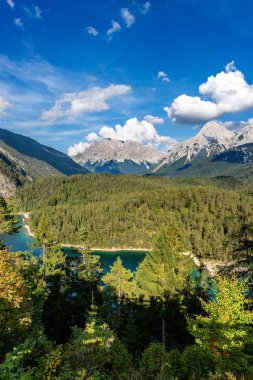 Zugspitze Wetterstein Dağları'nın (2962 m) en yüksek tepe ve Blindsee, Tyrol'deki / daki küçük göl, panoramik alp yatay. Avusturya ve Almanya, Europe arasındaki sınır